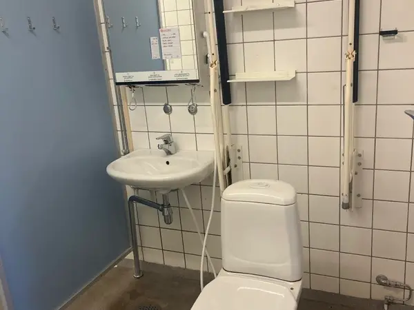 INVA-WC-kalusteet (nro 442) tila D5 080