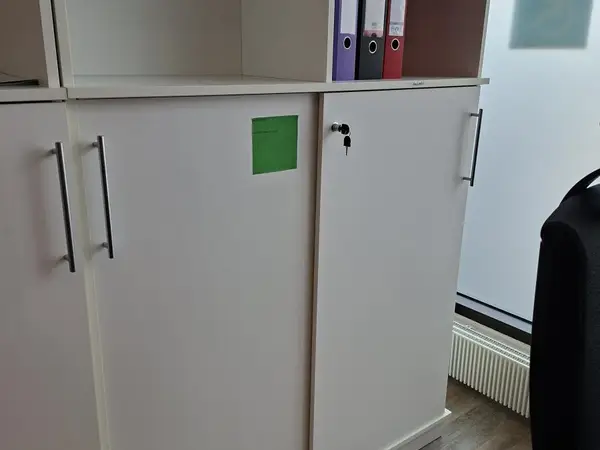 Kaappi avohyllyllä