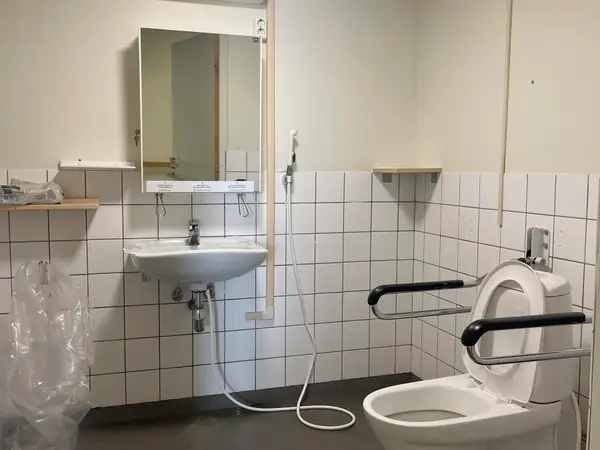 Inva WC-kalusteet (nro 525) tila D5 085