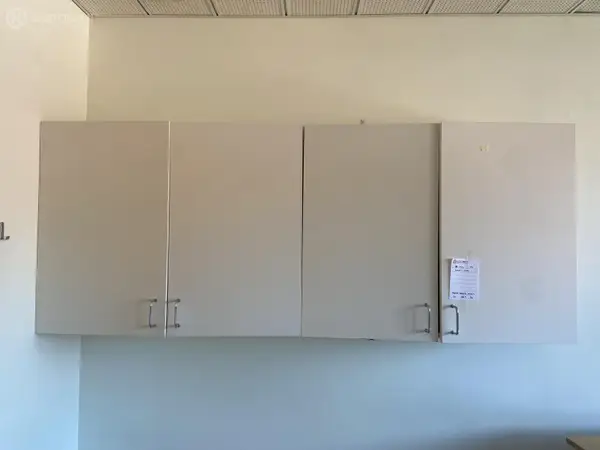 Kaappi 2 kpl (nro 130) tila E2 Kuulokeskus 131