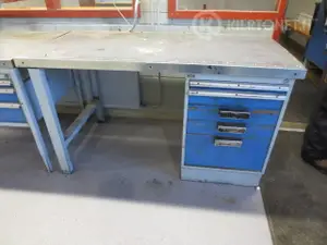 Metallinen työpöytä, Laatikostolla