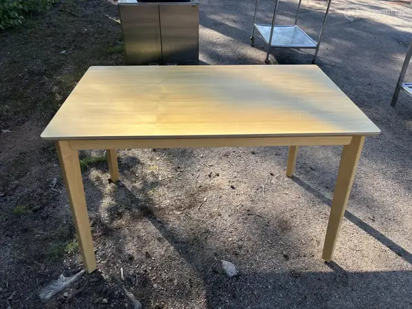Vaalea pöytä (nro 17) tila Huoltoa. 0