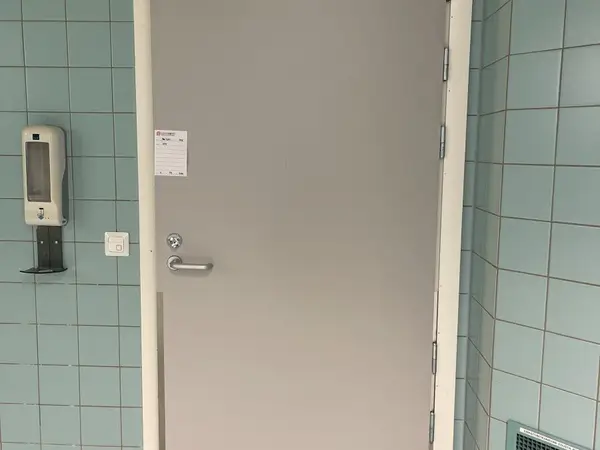 Ovi (nro 297) tila D1 Leikkaussalit 348