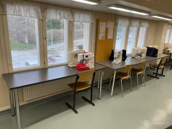 Pöydät 2 kpl (nro 14) tila K2 Tekstiililuokka