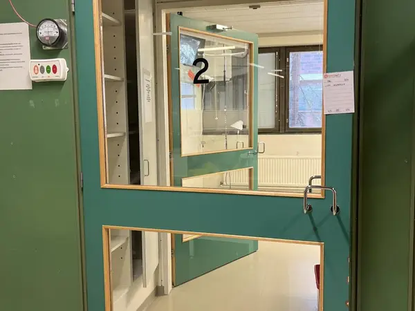 Ovi ikkunoilla (nro 134) tila E1 Teho ja valvonta 004