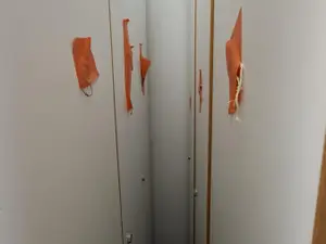 Työntekijöiden valkoinen vaatekaappi