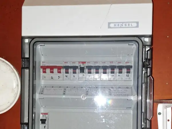 Hensel-merkkinen sähkökeskus UV3