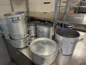Erä eri kokoisia alumiinikattiloita