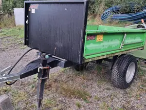 Avant-pienkuormaajille tai traktoreille tarkoitettu kippikärry.