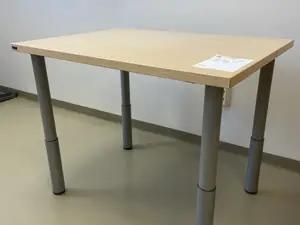 Pieni pöytä ISKU + tuolit 3 kpl (nro 42) tila F2 Yhtymähallinto 009