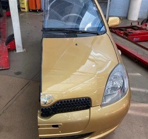 Toyota Yariksen vasen puoli