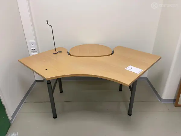 Isku toimistopöytä (nro 69) tila E1 Röntgen 112
