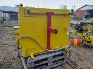 Vesisäiliö traktorin takanostolaitteeseen