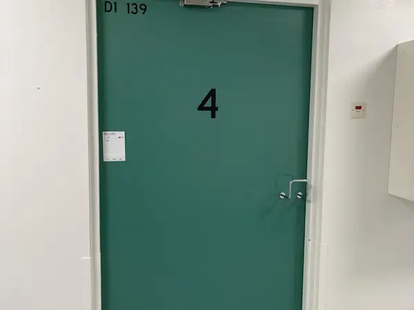 Ovi (nro 17) tila D1 synnytyssalit 139