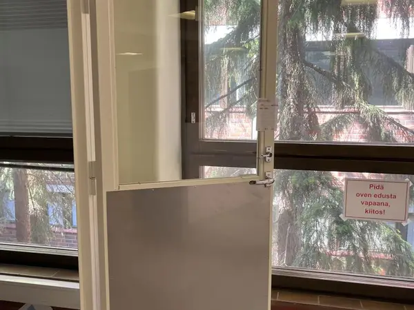 Ovet 2 kpl (nro 47) tila E2 Aula Neuvonta