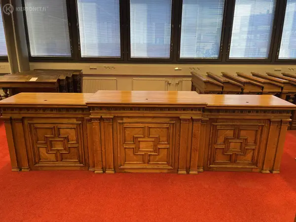 Puheenjohtajanpöytä (nro 430) tila H Erä 5