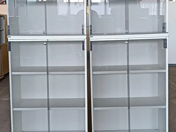 Liukuovikaappi lasiovilla Isku