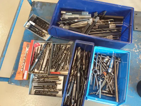 Sekalaisia poranteriä ja kierretyökaluja