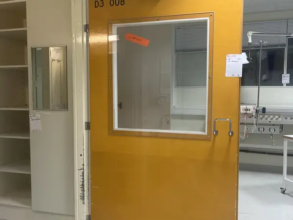 Ovi ikkunalla (nro 116) tila E1 Teho ja valvonta 005