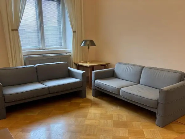 Siniset sohvat 2 kpl (nro 527) tila 4. krs 3
