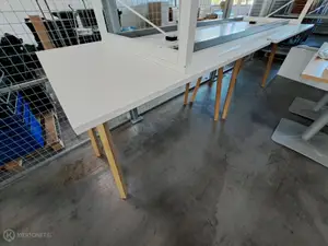 Kolme isoa pöytää