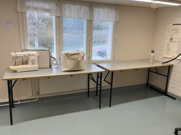 Pöydät 2 kpl (nro 12) tila K2 Tekstiililuokka