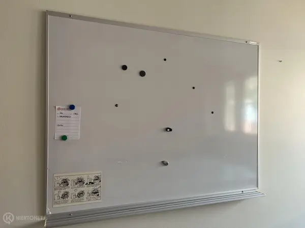 Valkotaulu (nro 216) tila E2 Kuulokeskus 138C