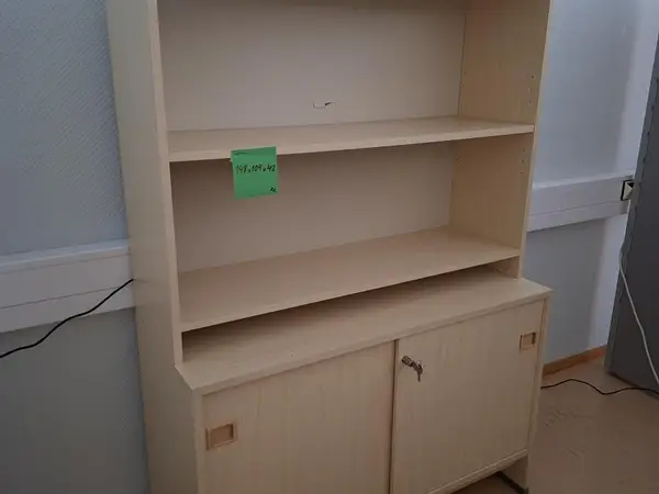Isku kirjahylly liukuovikaapilla