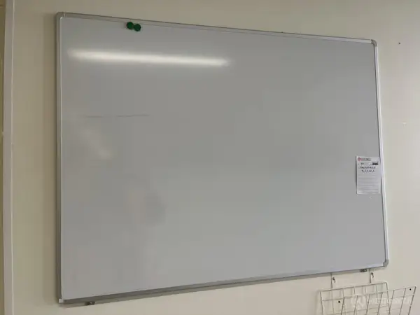 Valkotaulu (nro 231) tila E2 Kipupoliklinikka Odotus 8