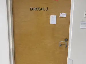 Ovi (nro 83) tila E2 Kuulokeskus 123