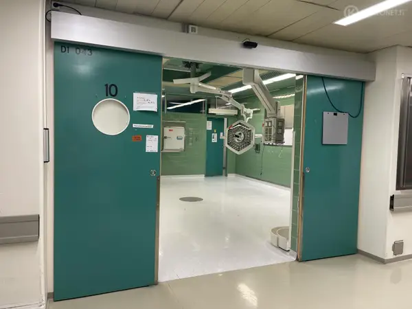 Sähköinen liukuovi (nro 158) tila D1 Leikkaussalit 043