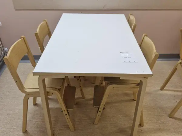 Pöytäryhmä (nro 259) tila 1. Huone 26