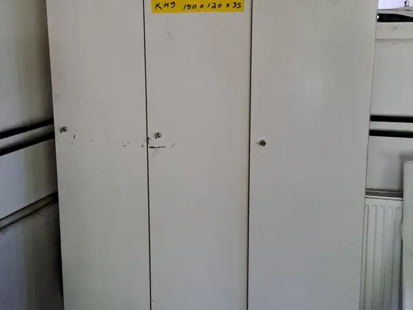 Metallinen pukukaappi avaimilla. nro KH9