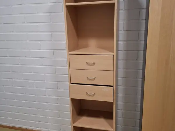 korkea hyllykkö K 170cm Lev 40cm Syv 30cm