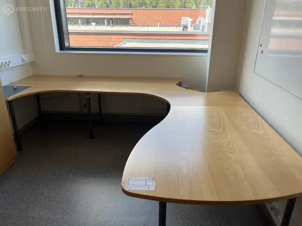 Kulmapöytä (nro 209) tila E2 Kuulokeskus 307A