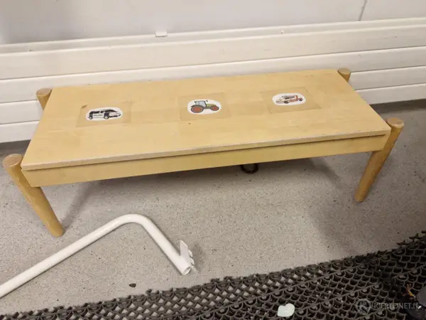 Lasten penkit 2 kpl (nro 6) tila 1. Eteinen 1
