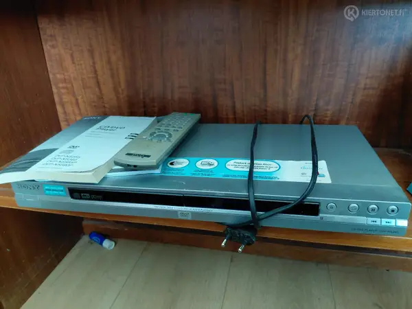 Sony DVD-soitin ja levyjä