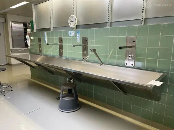 Kirurgien käsienpesuallas + 4kpl automaattihanat (nro 141) tila D1 Leikkaussalit 052