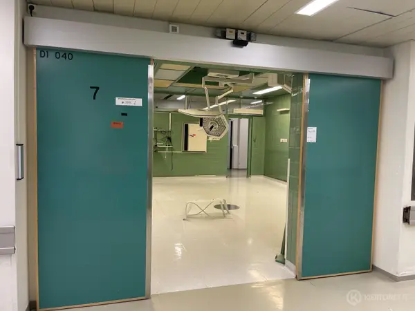 Sähköinen liukuovi (nro 164) tila D1 Leikkaussalit 040