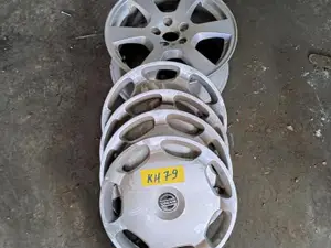 Volvon alkuperäiset OEM-pölykapselit, etumaski ja Volvo XC vanne. nro KH79