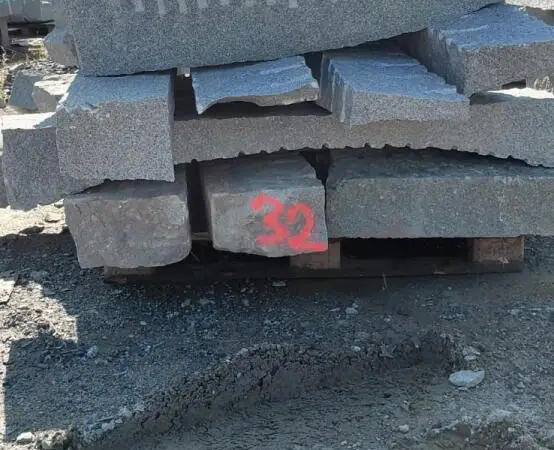 Kurun harmaata graniittia ns. "RÄÄPPIKIVEÄ" Erä 32 eurolavalla