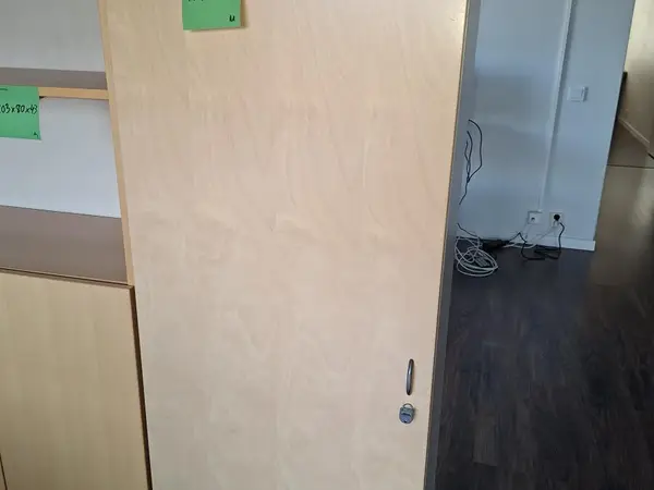 Lukittava Isku vaatekaappi