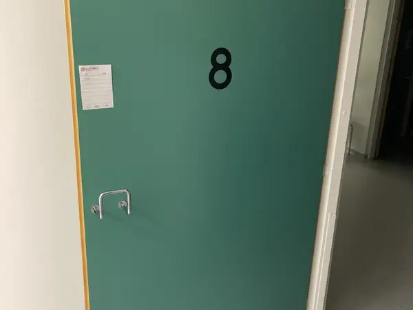 Ovi (nro 15) tila D1 synnytyssalit 107