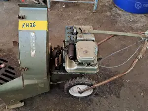 Vanha polttomoottorikäyttöinen linko tai jokin puutarhakone Briggs & Stratton kone. nro KH26
