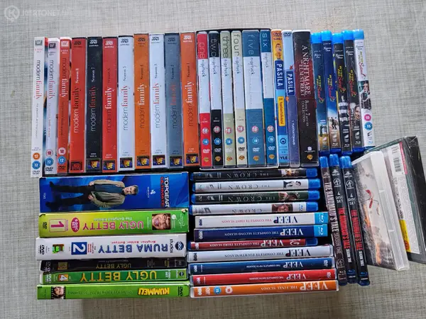 Laaja kokoelman DVD- ja Blu-ray-elokuvia mm. Modern Family. nro PR 13