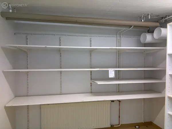 Hyllyt kiskoilla 2kpl (nro 15) tila 0.krs 017