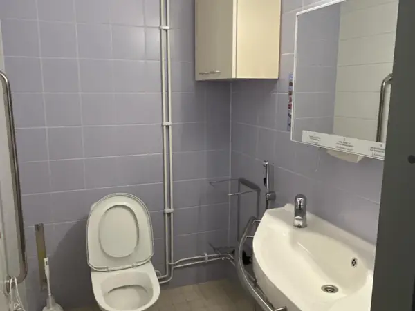 WC-kalusteet (nro 25) tila E2 Dialyysi 021b