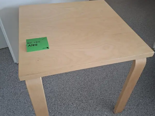 Pieni sivupöytä