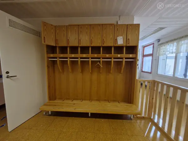 Lasten vaatenaulakko (nro 93) tila 1. Aula 2