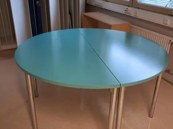 Putkijalkainen pöytä (nro 16.)